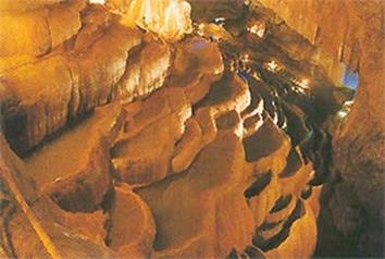 Одна из пещер в окрестностях Куньмина